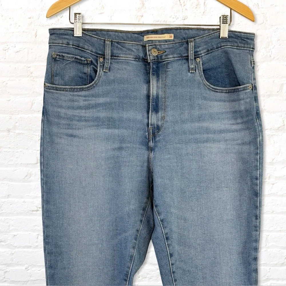 Levi’s 725 High Rise Bootcut Jeans 33 – Cropped Raw Hem Light Wash
